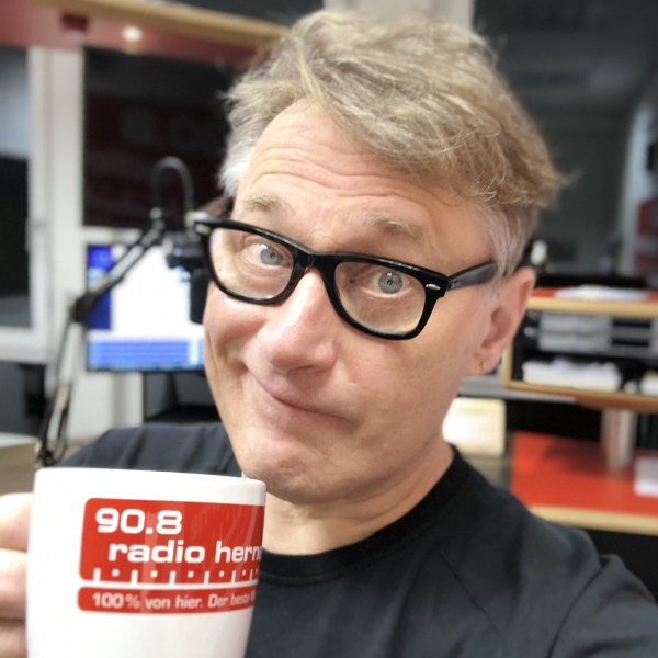 Achim Preikschat mit Kaffeetasse
