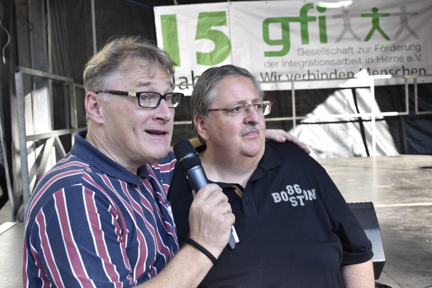 Achim Preikschat und Michael Barszap auf der Bühne bei der Geburtagsfeier der gfi