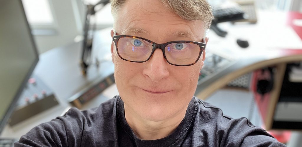 Achim Preikschat im Studio von Radio Herne