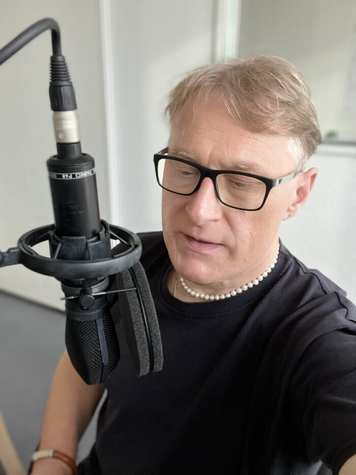 Achim Preikschat im Studio vor dem Mikrofon