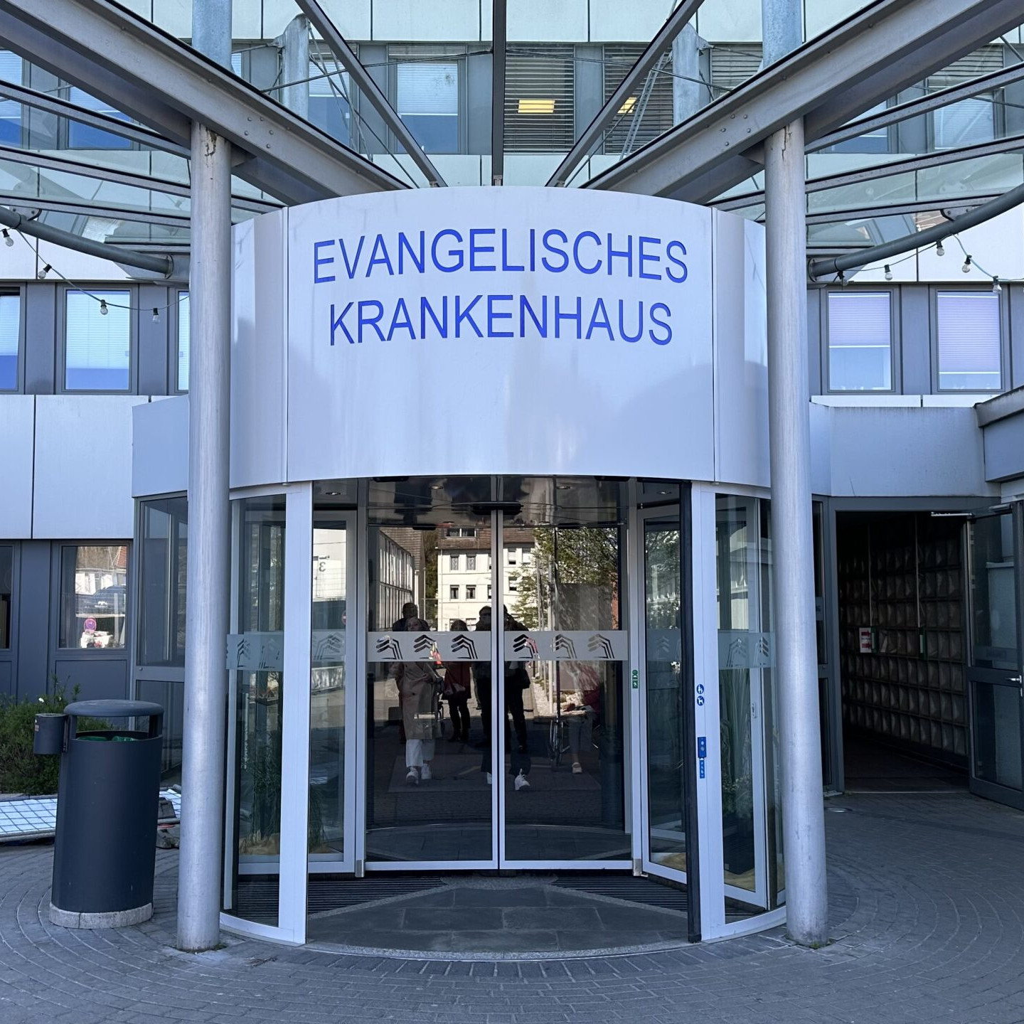 Der Haupteingang des Evangelischen Krankenhauses in Herne. | Foto: Achim Preikschat