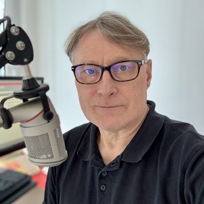 Achim Preikschat vor einem Mikrofon im Studio. | Foto: Achim Preikschat