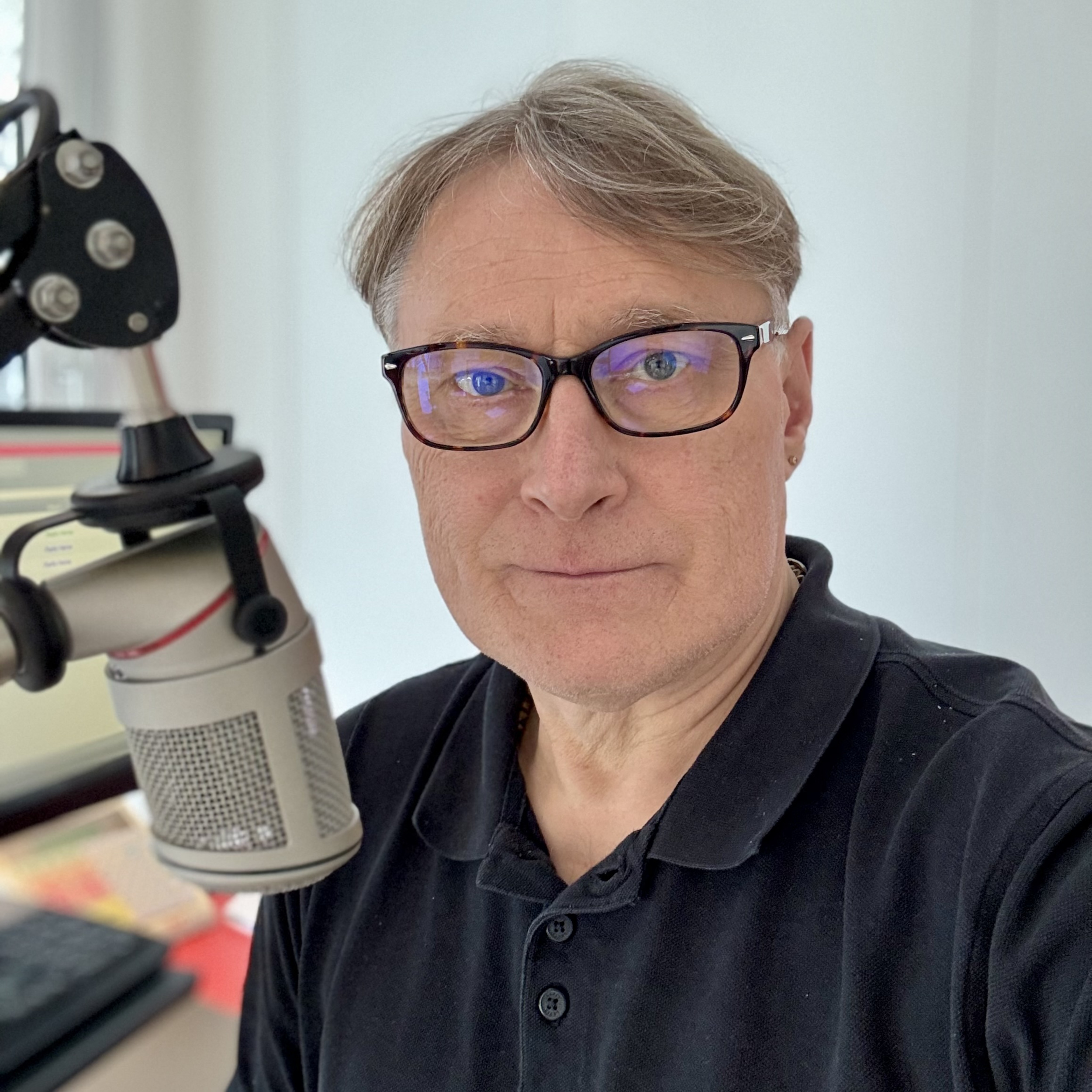 Achim Preikschat vor einem Mikrofon im Studio. | Foto: Achim Preikschat