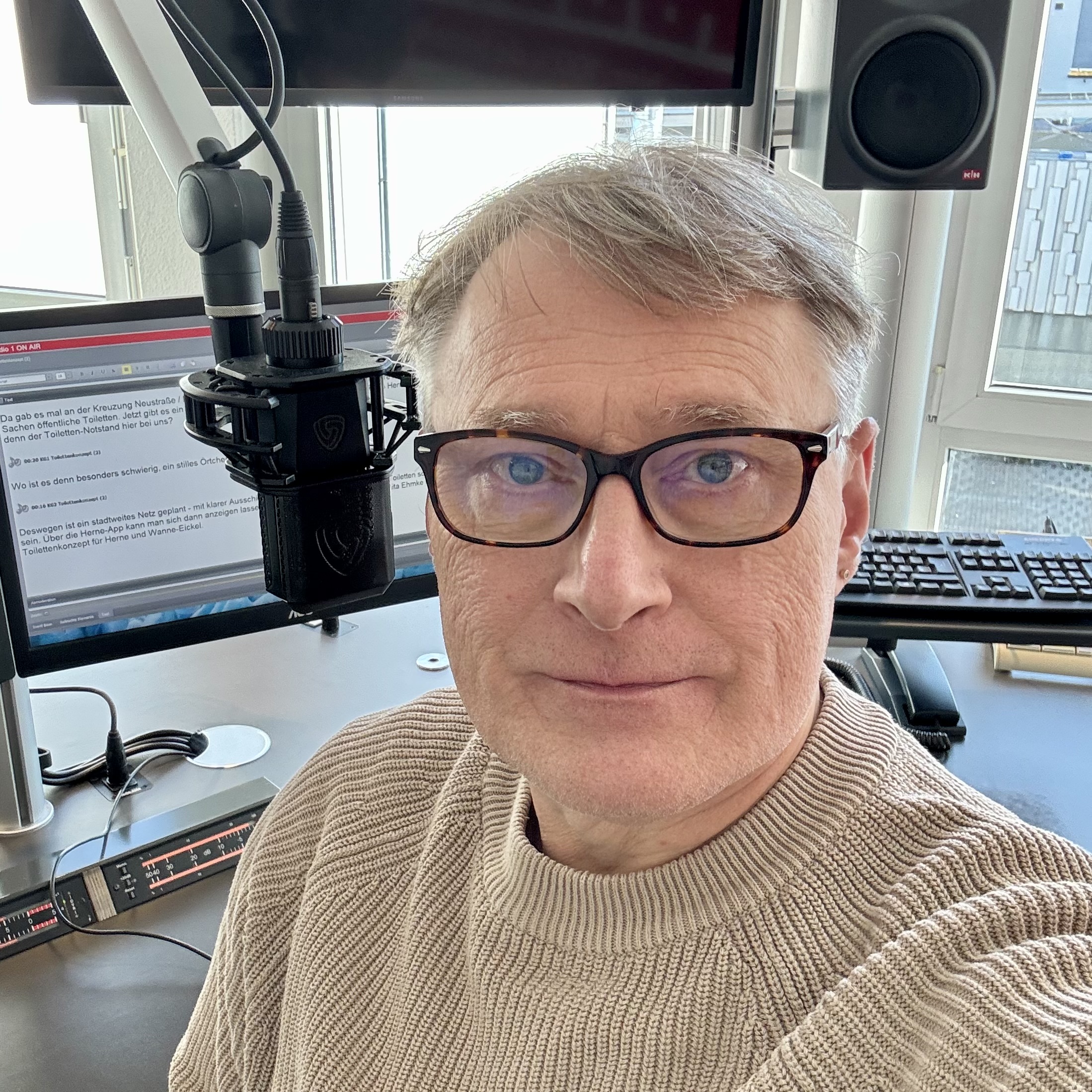 Achim Preikschat steht im Studio von Radio Herne und schaut in die Kamera. | Foto: Achim Preikschat